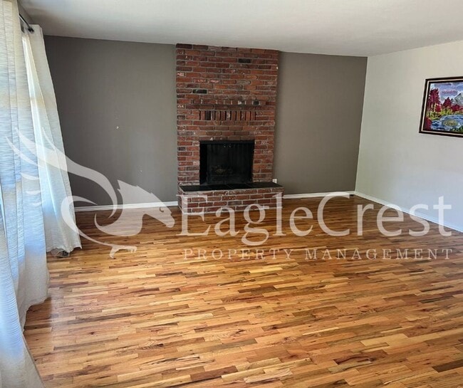 Building Photo - Three Bedroom, One Bath Home with Large Fe...