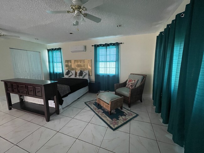 Building Photo - 12840 SW 11th Pl