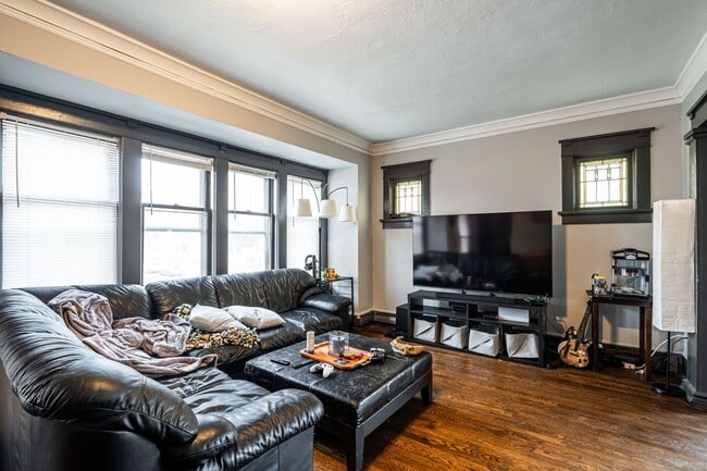 Foto del edificio - Kenwood flat across from UWM