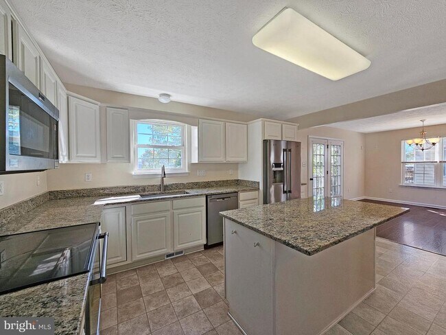 Building Photo - 2036 Stoneleigh Dr