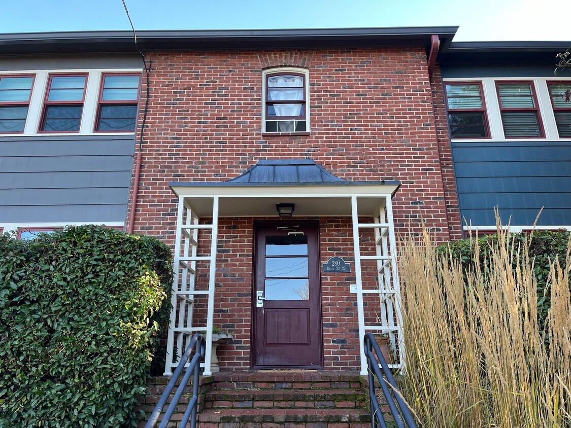 Beautiful 1Bd/ 1Ba Vintage Condo Located in Mt. Tabor! In Unit Laundry, Parking Space, storage un... - Beautiful 1Bd/ 1Ba Vintage Condo Located in Mt. Tabor! In Unit Laundry, Parking Space, storage un...