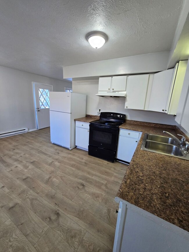 Building Photo - SPACIOUS THREE BEDROOM HOME NEAR 21ST AND ...