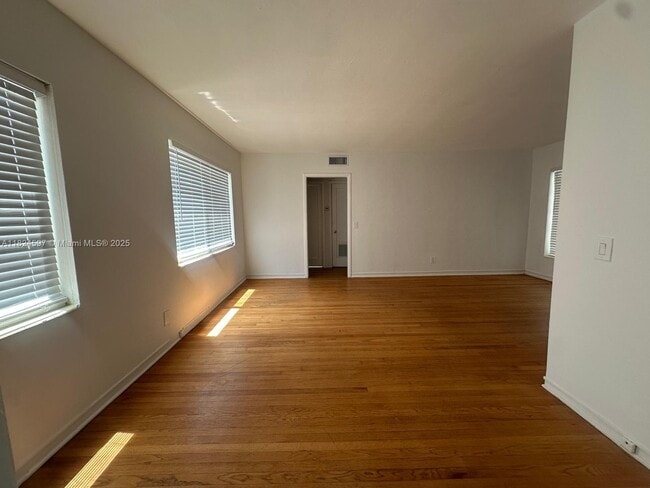 Foto del edificio - 1557 S Le Jeune Rd