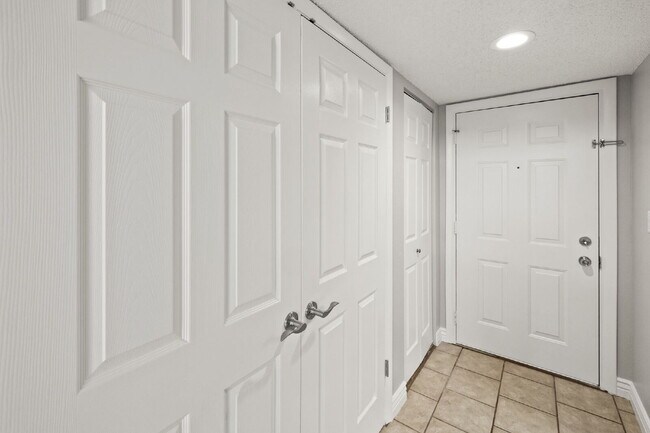 Foto del edificio - Rockrimmon Condo with Loft, Fireplace & Patio + Pool & Hot Tub