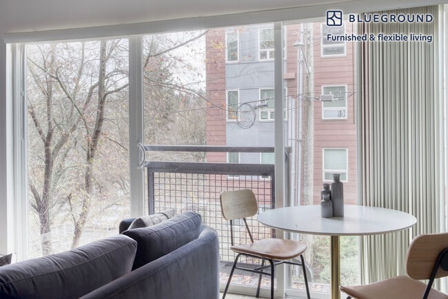 Building Photo - 3036 16th Ave W