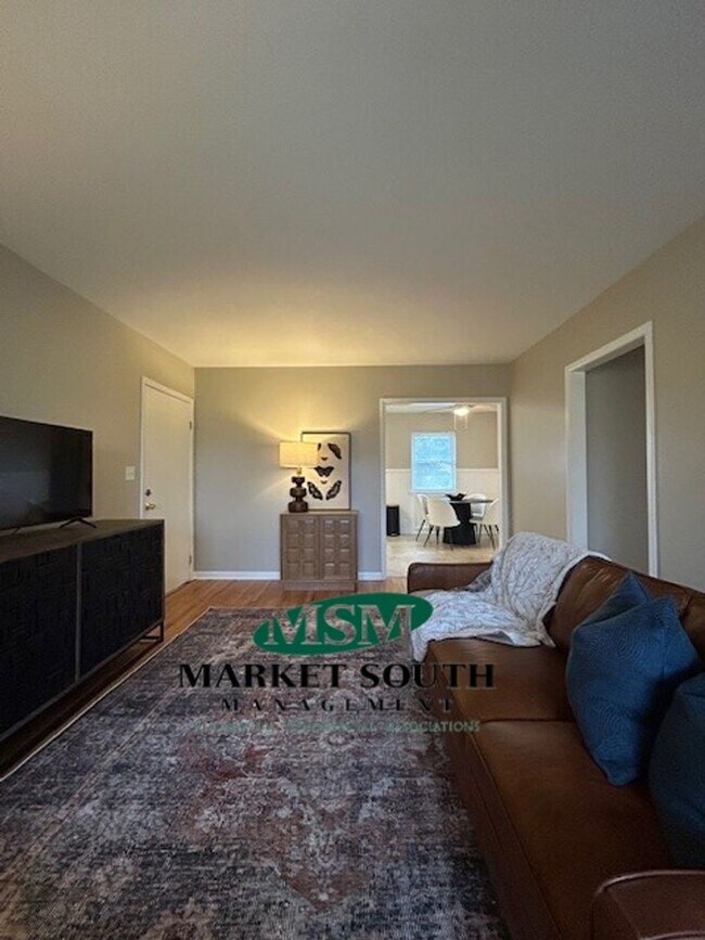 Building Photo - Savannah living with modern conveniences