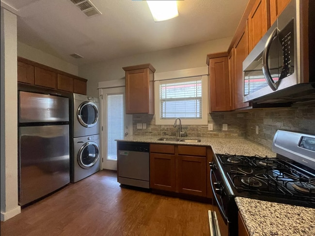 Building Photo - Spacious North Austin Duplex for August