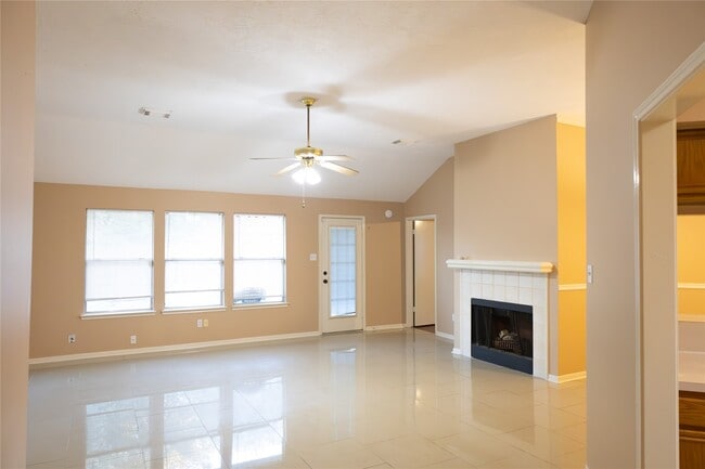 Foto del edificio - 11210 Fall Breeze Dr