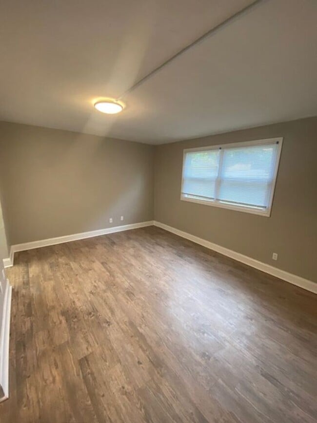Building Photo - Fully Remodeled and Updated Apartments in ...