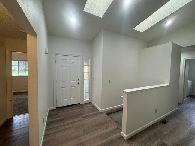Building Photo - Charming 2 Bed, 2 Bath Duplex near Riverside State Park!
