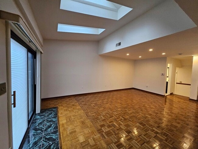 Building Photo - 806 Spinnaker Ct