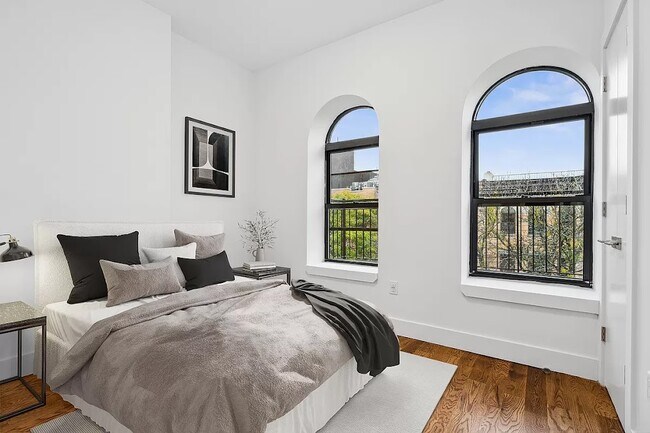 Building Photo - 418 Suydam St