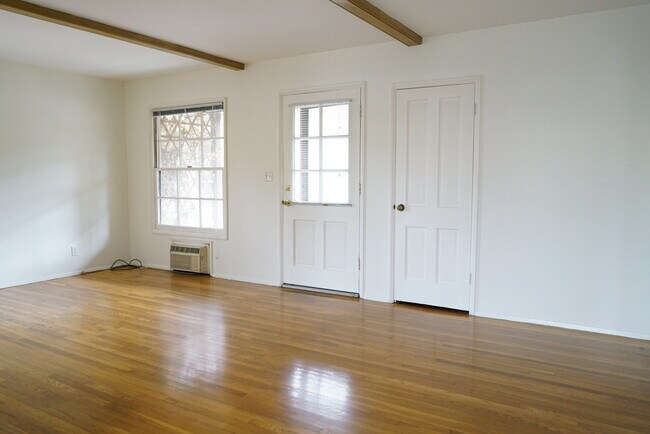 Foto del edificio - 1275 E Washington Blvd