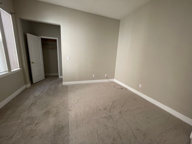 Building Photo - STUNNING SPACIOUS 5 BEDROOM HOME IN CONCOR...