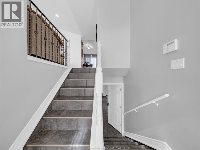 Building Photo - 3040 Troup Cres