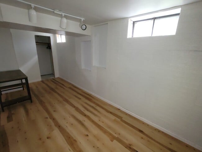 Building Photo - 206 Parkovash Ave