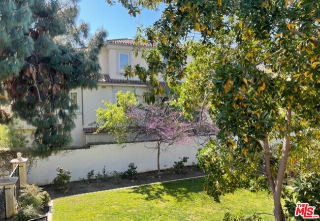 Foto del edificio - 153 N Arnaz Dr