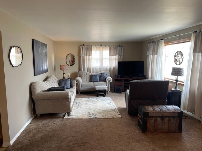 Living Room - 816 S 21st Pl