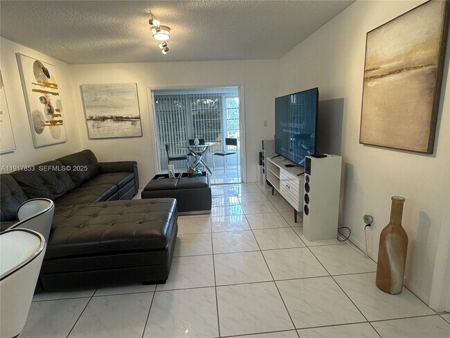 Foto del edificio - 6050 NW 64th Ave