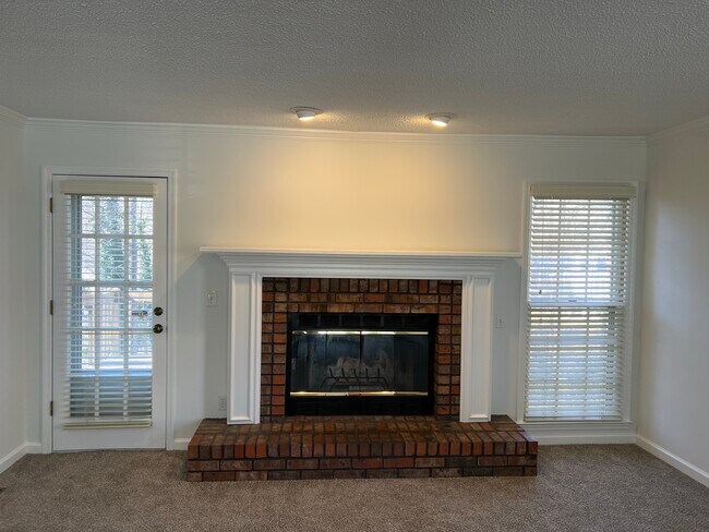 Chimenea de la sala de estar - 4666 Brazil Wood Dr NW