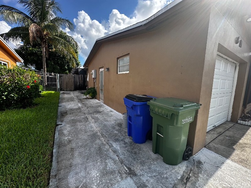 Foto del edificio - 6711 NW 1st Ct