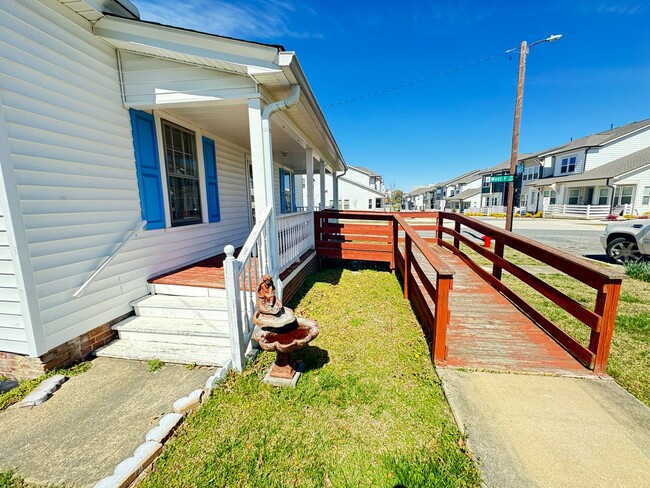 Building Photo - Large 2 bed 1 bath home located blocks fro...