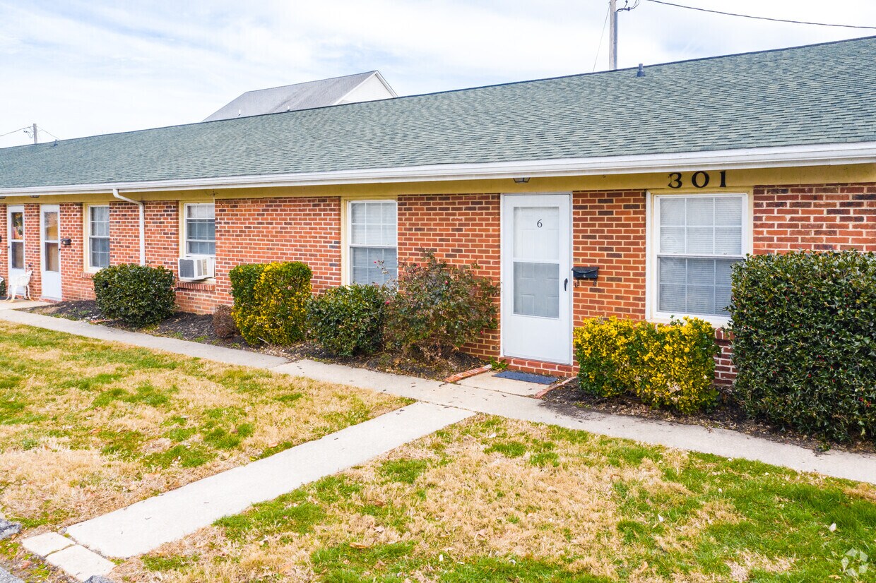 Building Photo - 301 Strawberry Ln