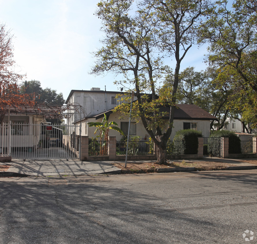 Building Photo - 4554 Russell Ave