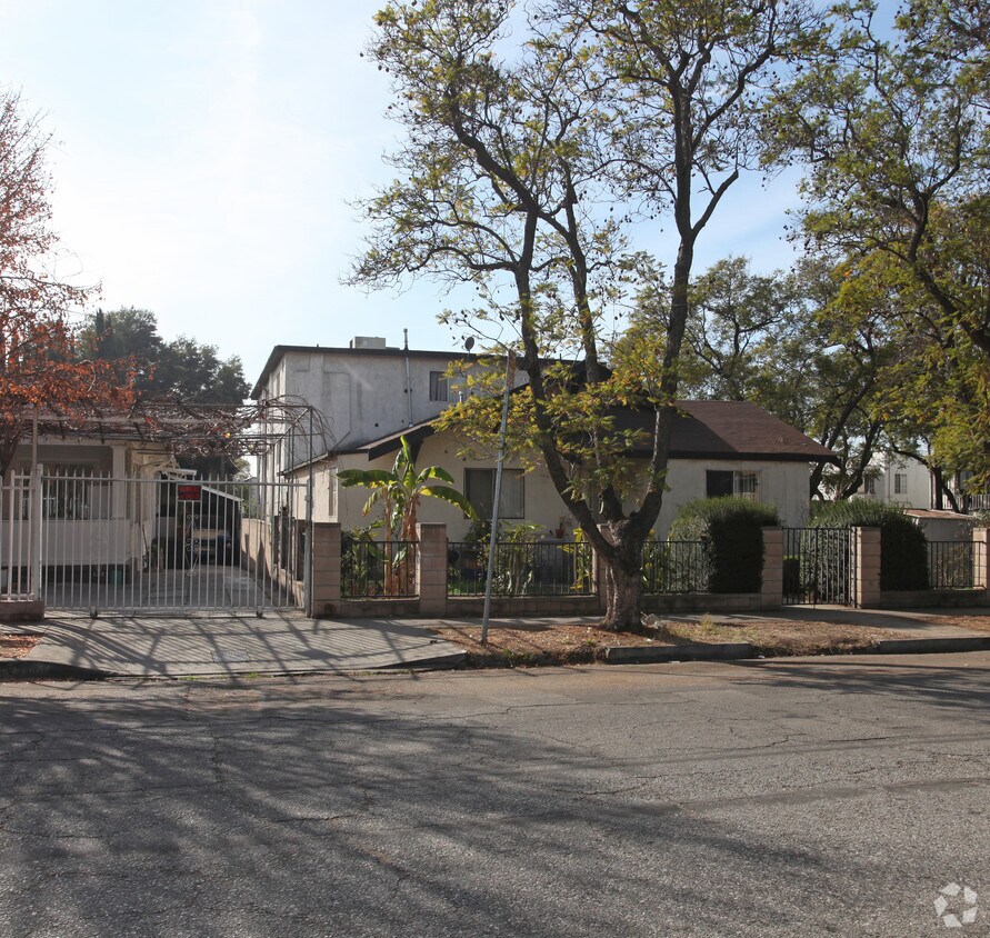 Foto del edificio - 4554 Russell Ave