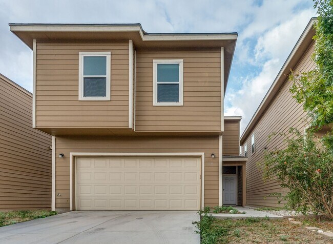 Foto del edificio - 3-BEDROOM TOWNHOME IN NORTH SHEARER HILLS