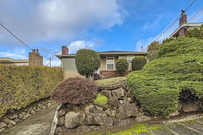 Building Photo - Updated 2bed/1bath Home with Attached Garage in Fremont!!