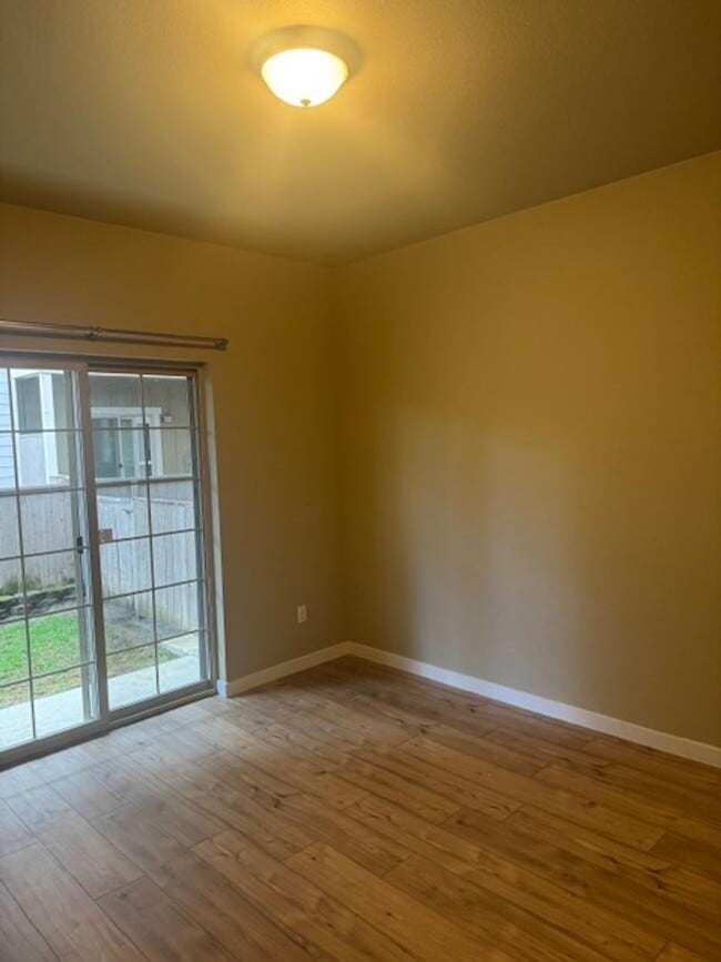 Foto del edificio - TOWNHOME/ 3 LEVELS W/ FENCED YARD AND GARA...