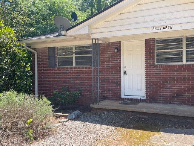 Building Photo - One bedroom, 1 bath Apartment on Airport Drive!