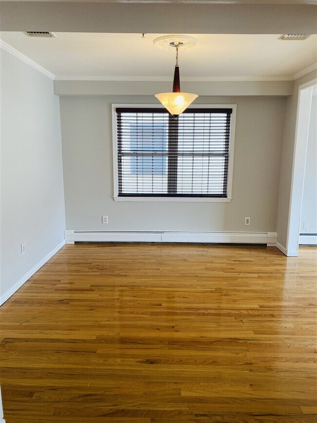 Building Photo - 61 71st St