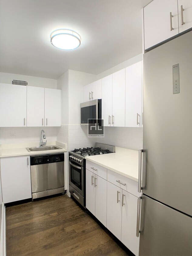 Building Photo - 5 AVENUE