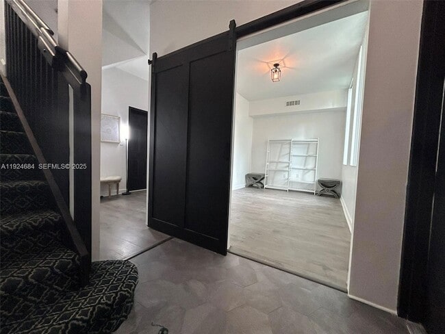 Foto del edificio - 2142 Van Buren St