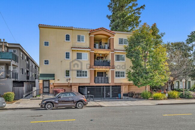 Building Photo - 641 Cedar St