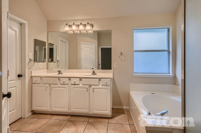 Foto del edificio - 2217 Forest Park Cir