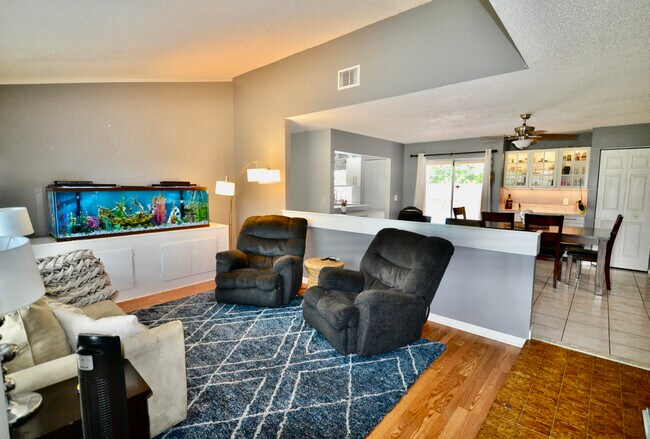 Foto del edificio - 1440 Woodcrest Rd E