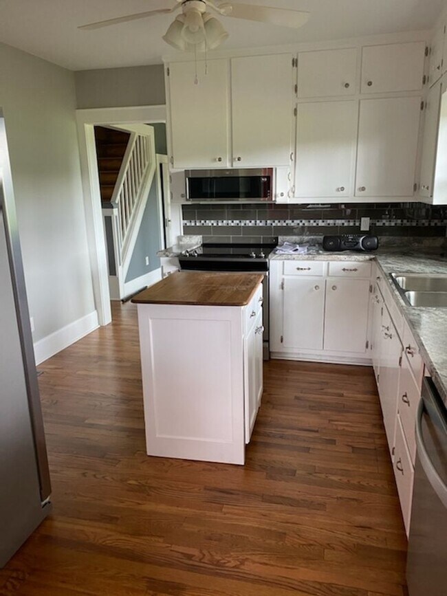 Building Photo - FARMHOUSE CHARM