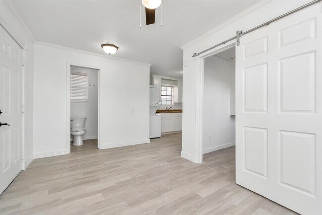 Building Photo - 2402 Delwin St
