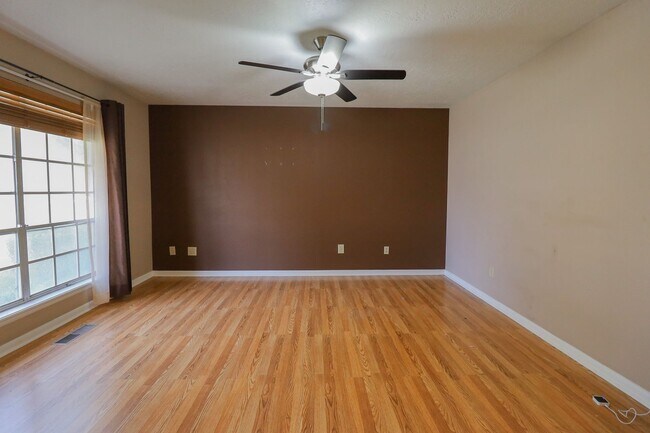 Foto del edificio - 2 Bed | 3 Bath with In-Ground Pool in Cent...