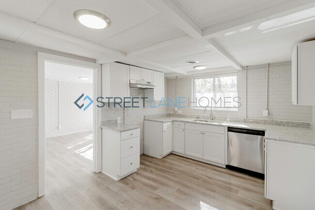 Building Photo - NOW OFFERING $250 OFF FIRST FULL MONTH IF ...