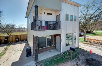 Building Photo - 806 Nimitz St
