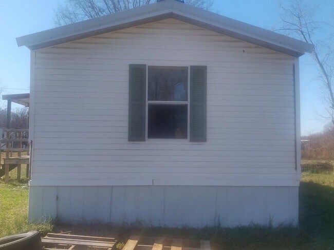 Building Photo - 4 BR 2 Bath 1,216 sq ft singlewide mobile ...