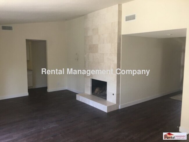 Building Photo - 6663 N Maroa Ave