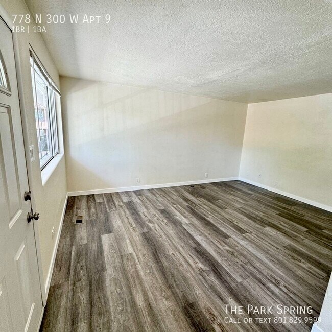 Foto del edificio - Large Top Floor Pet Friendly 1 Br in Marma...