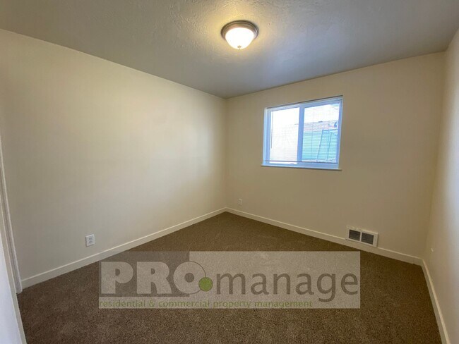 Foto del edificio - 3 Bed, 1 Bath Apartment w/ 1-Car Garage - Idaho Falls
