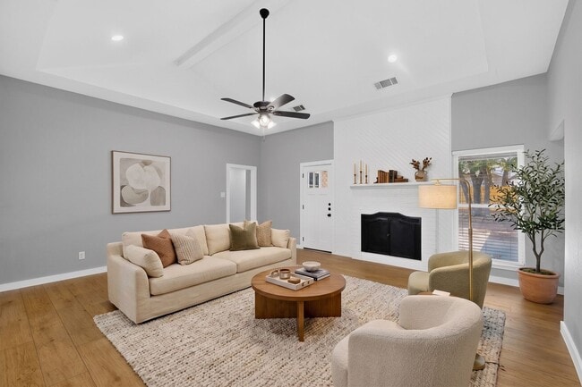 Building Photo - 2511 Tanglewood Dr