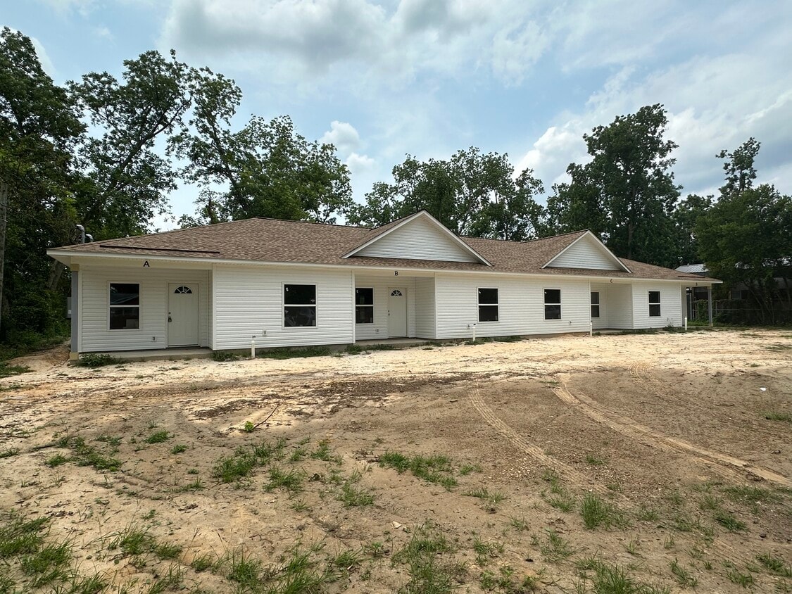 Primary Photo - 1205 Winona Ave